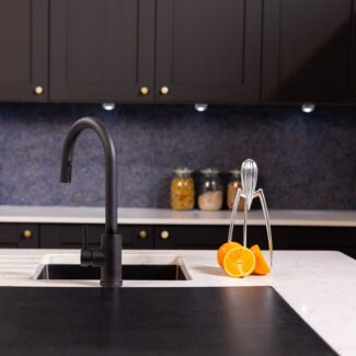 flöde Dölja | Kitchen Mixer Tap | Concealed Pull Out Hose and Spray Head | Matt Black
