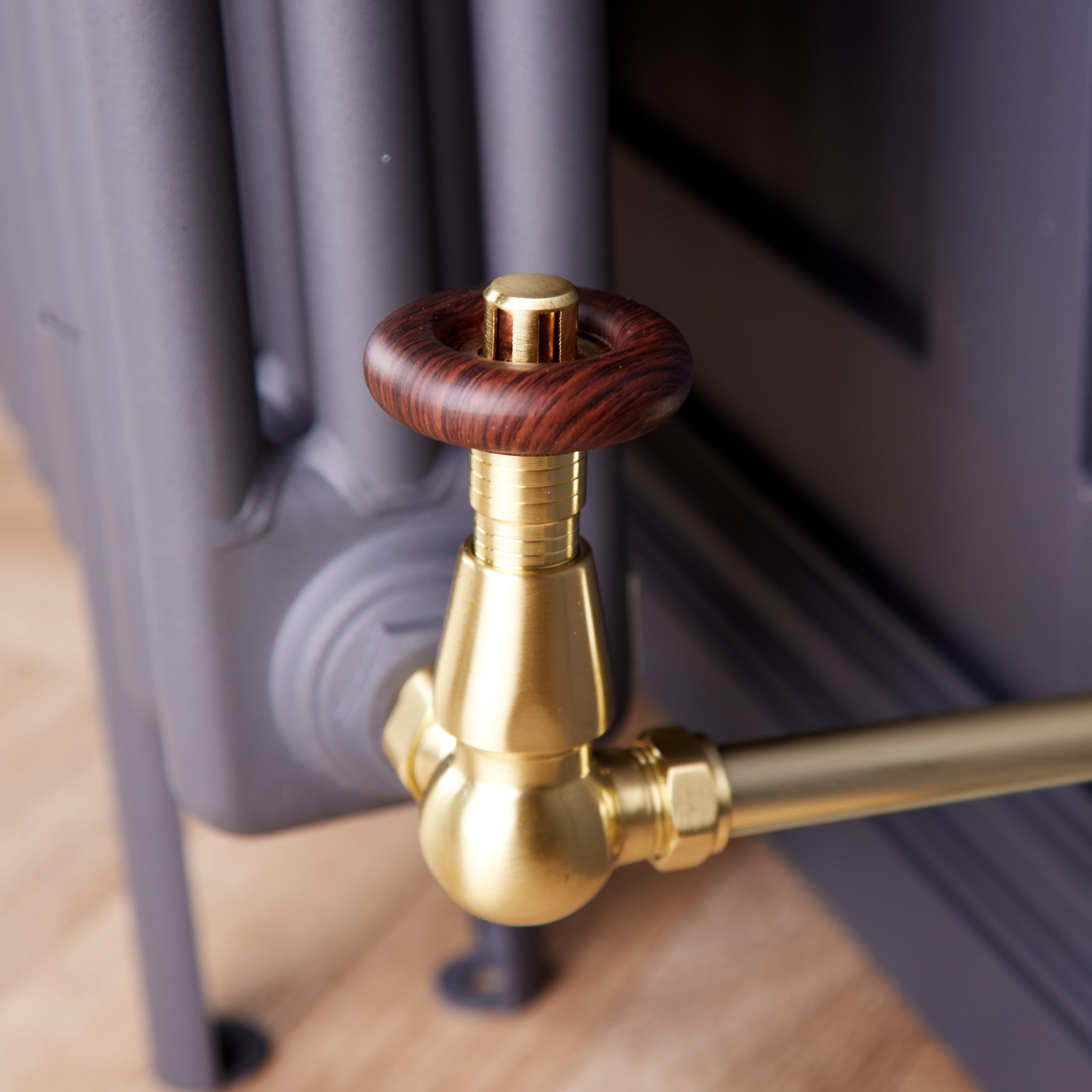 Traditional Style Corner Wood Effect Head TRV & Lockshield Brushed Brass 3