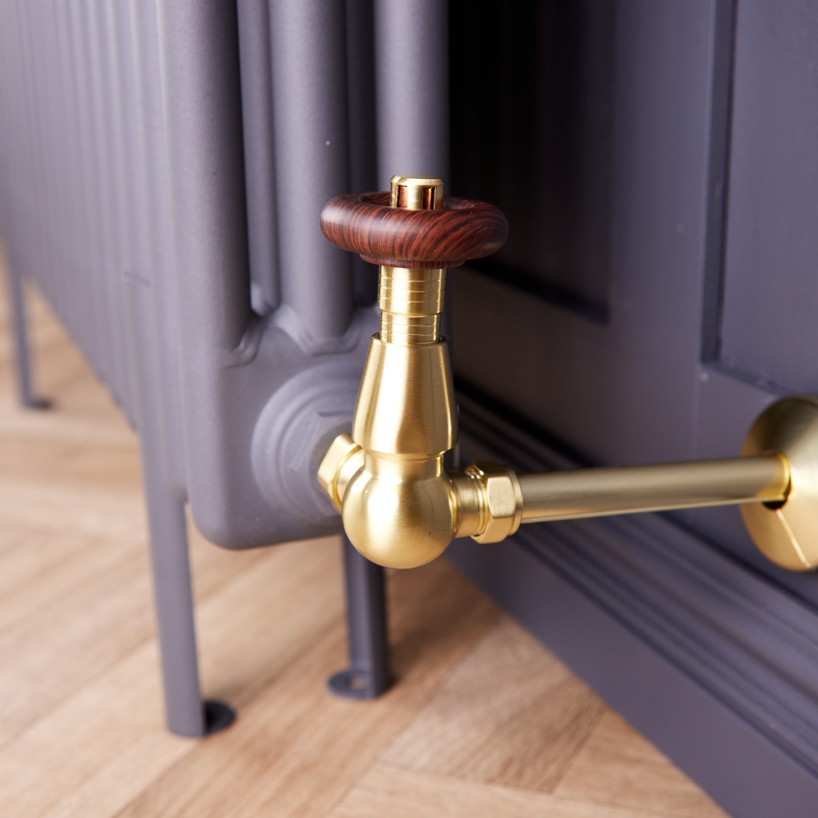 Traditional Style Corner Wood Effect Head TRV & Lockshield Brushed Brass 4