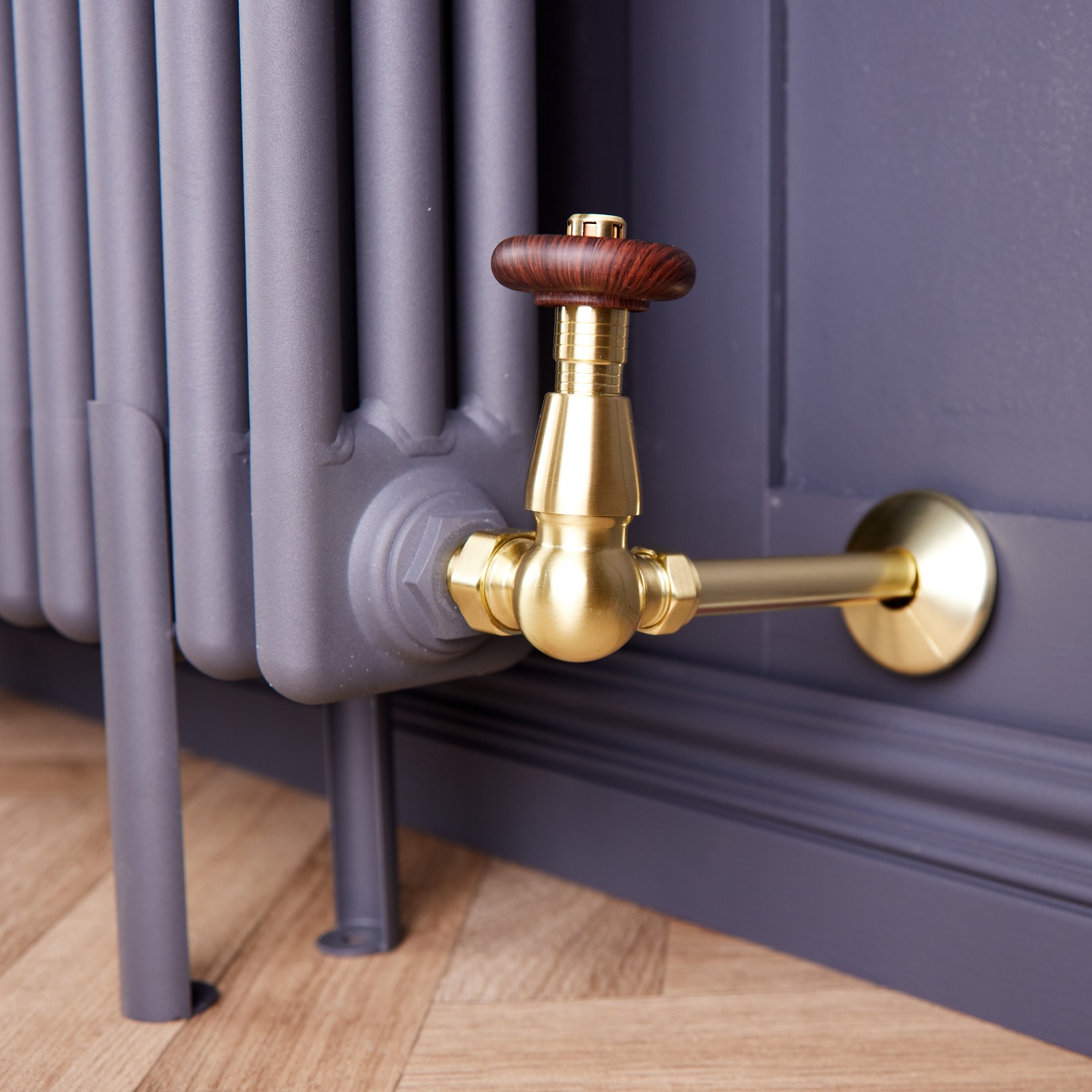 Traditional Style Corner Wood Effect Head TRV & Lockshield Brushed Brass 5