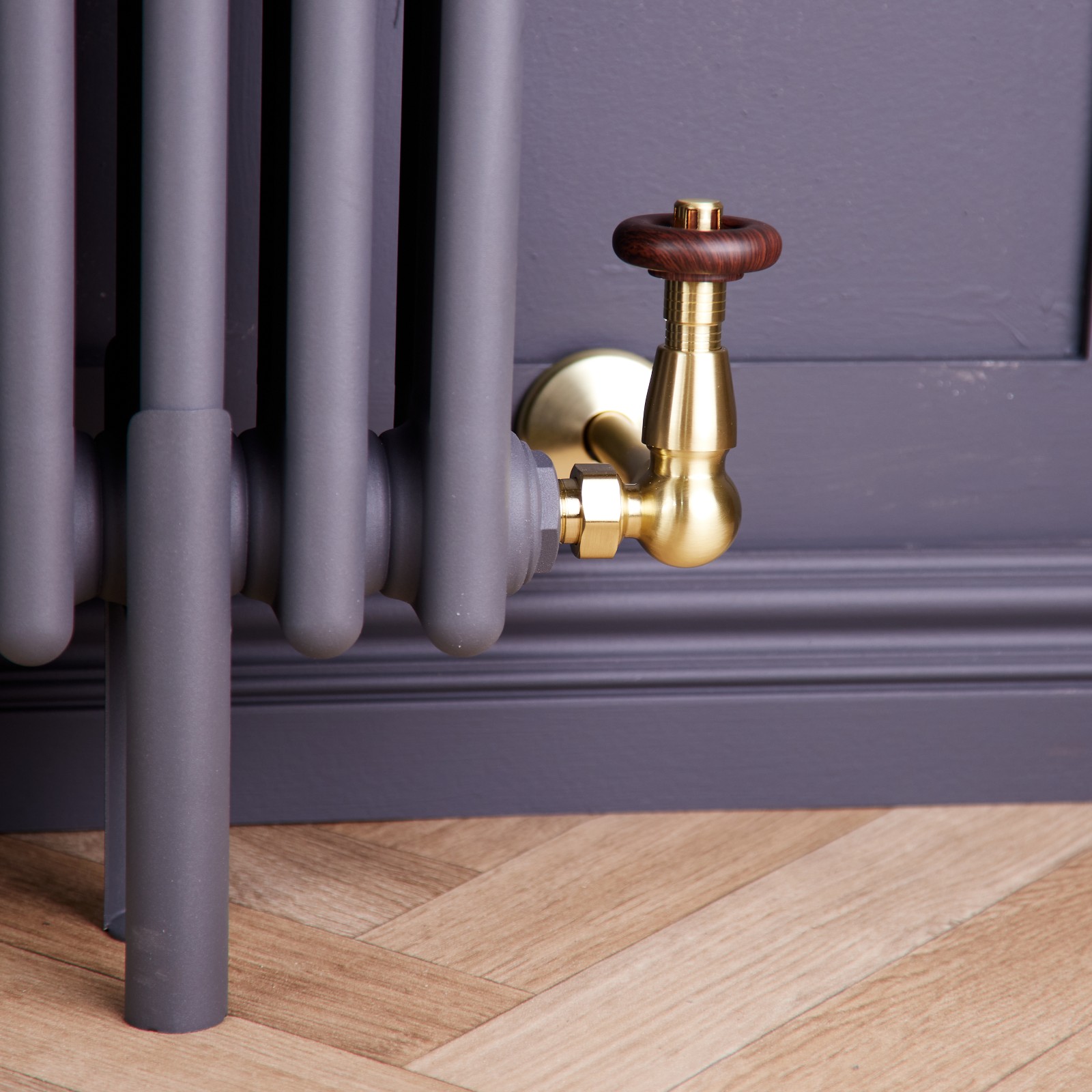Traditional Style Corner Wood Effect Head TRV & Lockshield Brushed Brass 6