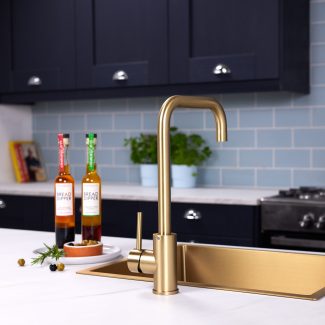 flöde Arendal | Single Lever Kitchen Sink Mixer Tap with Swivel Spout | Brushed Brass Finish